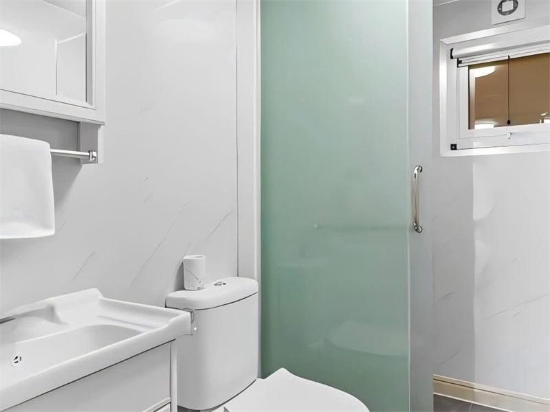 Expanding container houses